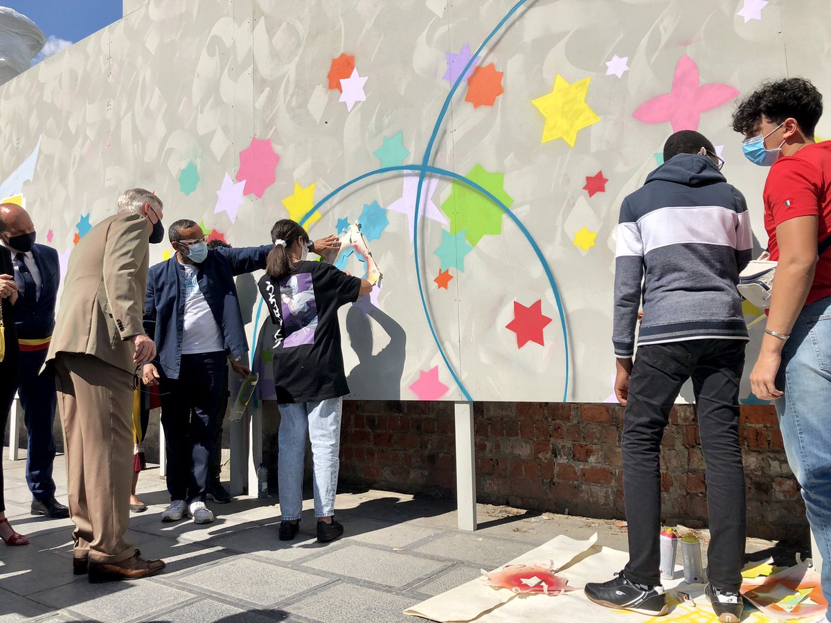 MonarchieBe's tweet photo. Entdecken Sie eines der vier Darstellungen des Projekts Art Reconnects Belgium. Auf der Fassade des @BOZARbrussels, realisieren #DemaOne und einige andere junge Artisten ein Fresko. https://t.co/JcJSv7KcwC