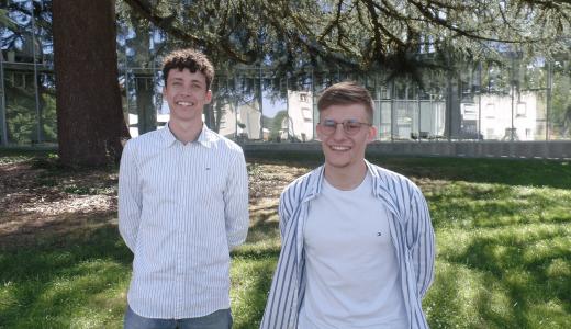 lesherbiers's tweet photo. L'Herbretais Théo Pasquiet et le Saint-Paulais Nathan Pasquier ont imaginé une coque de téléphone portable qui se nettoie toute seule, @Cleaque_. Etudiants, ils lèvent actuellement des fonds pour lancer ce projet de coque bien dans l'air du temps. https://t.co/vhjNauEXhp https://t.co/Eow36avHjZ