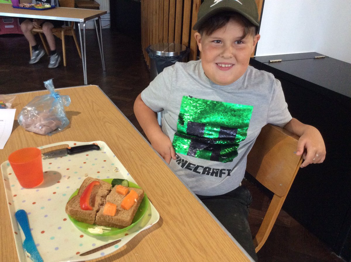 teilos_cwtch's tweet photo. Our play scheme session maybe very different but being together makes us smile! #socialdistanceplay #Hereforswansea #connections https://t.co/aCWhw0dcpD