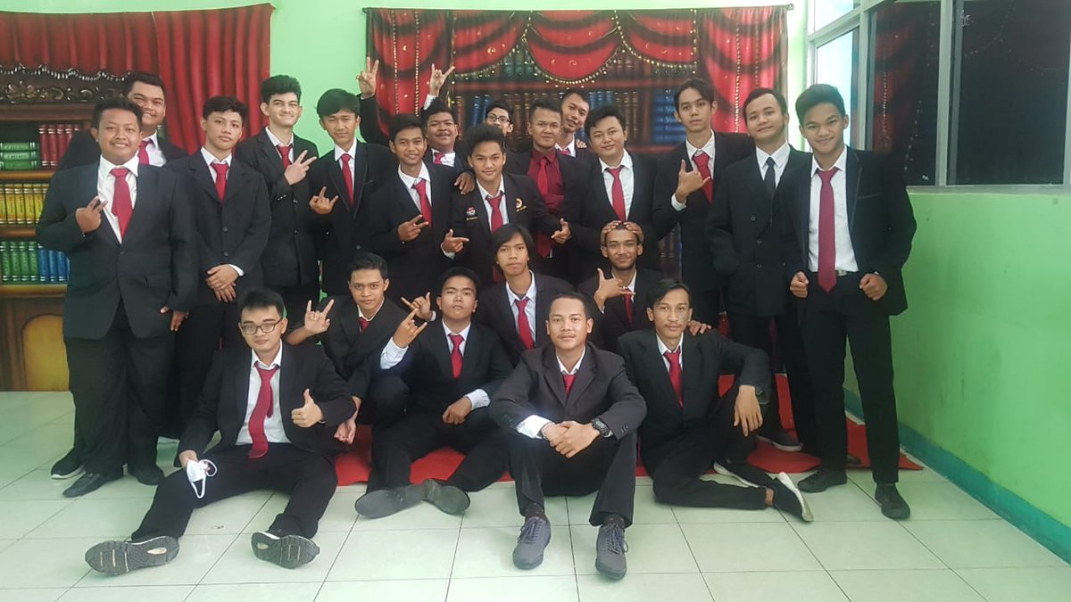 MdReza21's tweet photo. sukses  #satusekolah #lulus https://t.co/CnX9nXhusp