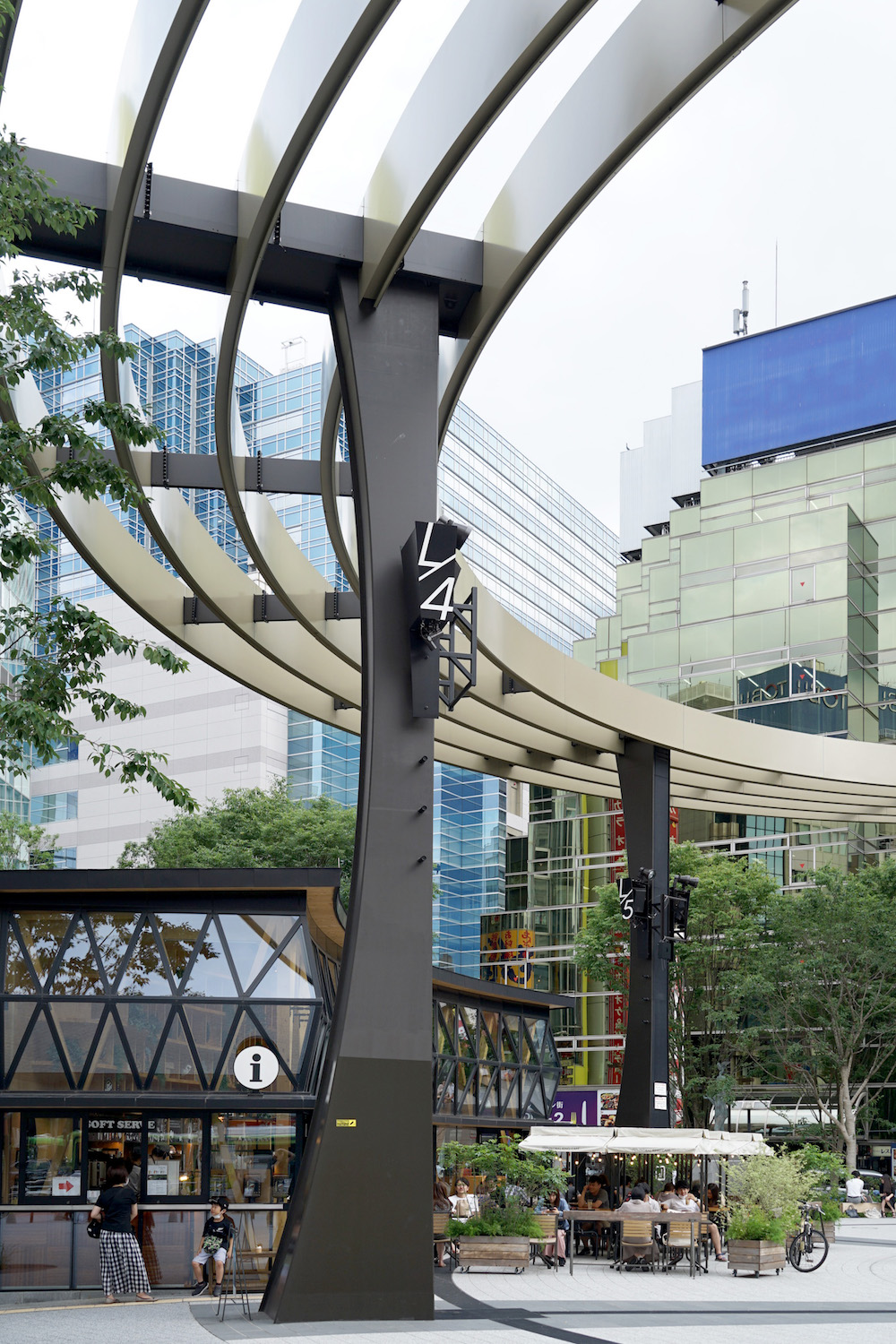 توییتر Japan Architects در توییتر 池袋西口 グローバルリング 東京芸術劇場 に隣接していた西口公園をリニューアルし 野外劇場 カフェ 噴水 ベンチ トイレなどを整備した広場 設計は三菱地所設計 頭上のリングは五線譜になっており専用のアプリをdlし