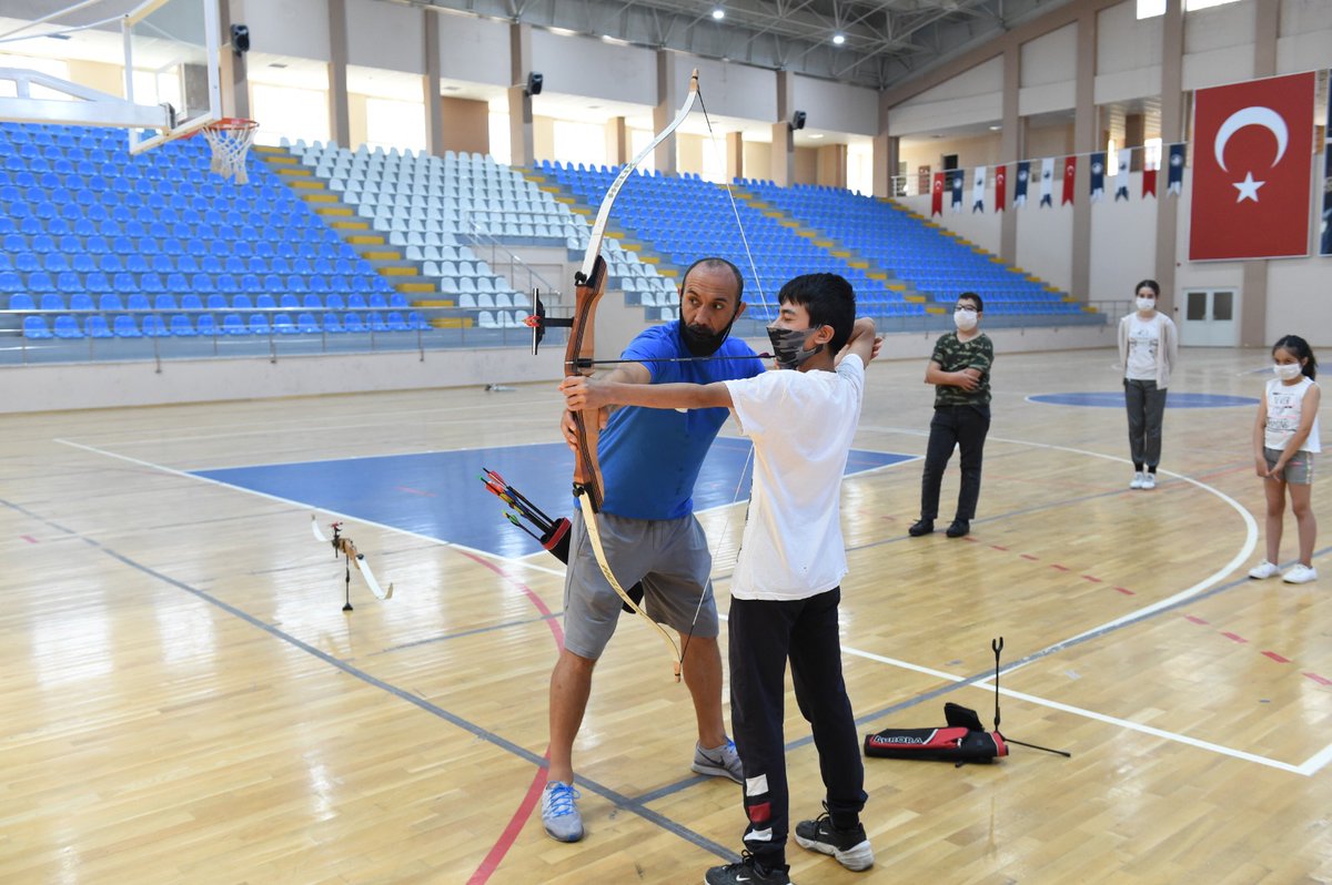 asimbalci's tweet photo. Gençlik merkezlerimizde yaz okulu kapsamında OKÇULUK kurslarımız başladı. Altındağlı çocuk ve gençlerimiz spor ve sanatla içiçe büyüyor🎯 https://t.co/p4UmdamPxy