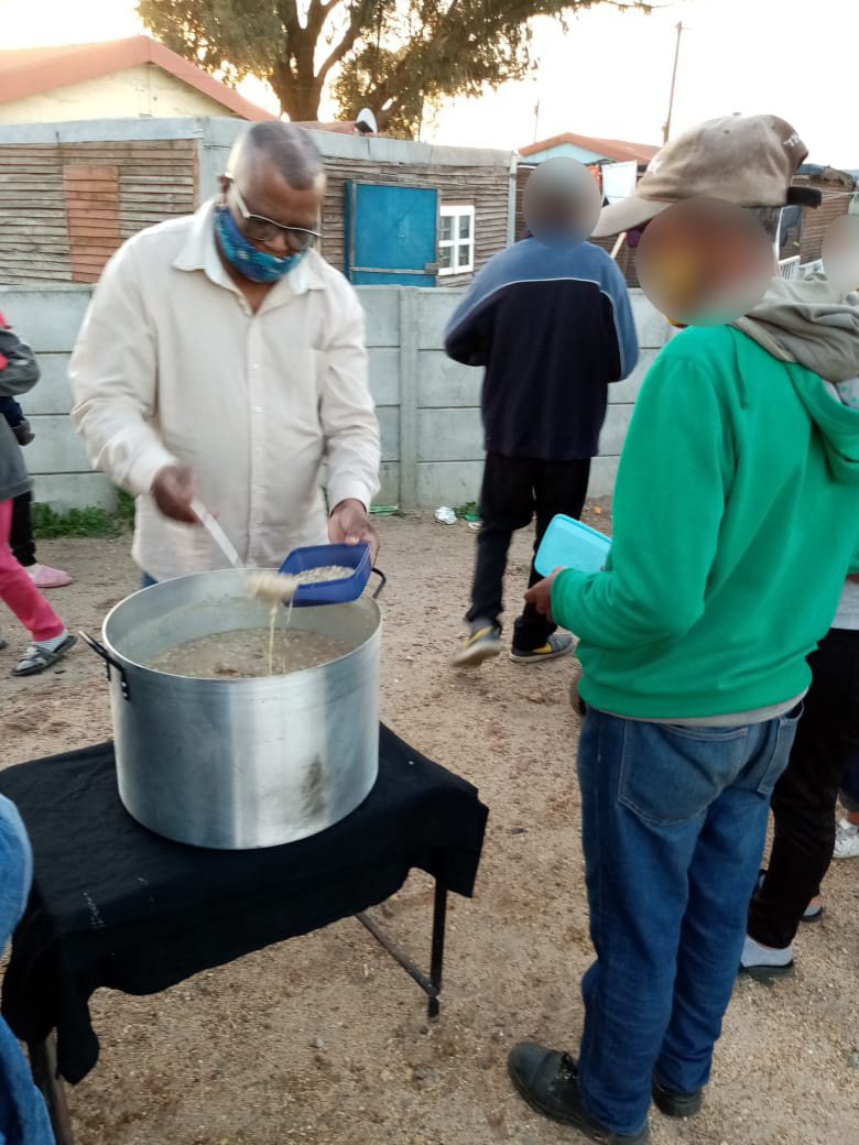 ExtrablattCapeT's tweet photo. #Hungerdrive update: Our #Mandeladay serving filling 502 tummies in Elsies River, Epping Forest and Uitsig in #CapeTown. Smiles everywhere, #Madiba would have been proud. #donate #soupdrive #foodie #CapeTownFoodie #TableMountain #helpinghand #ProudlySouthAfrican https://t.co/i4VTsynLqv
