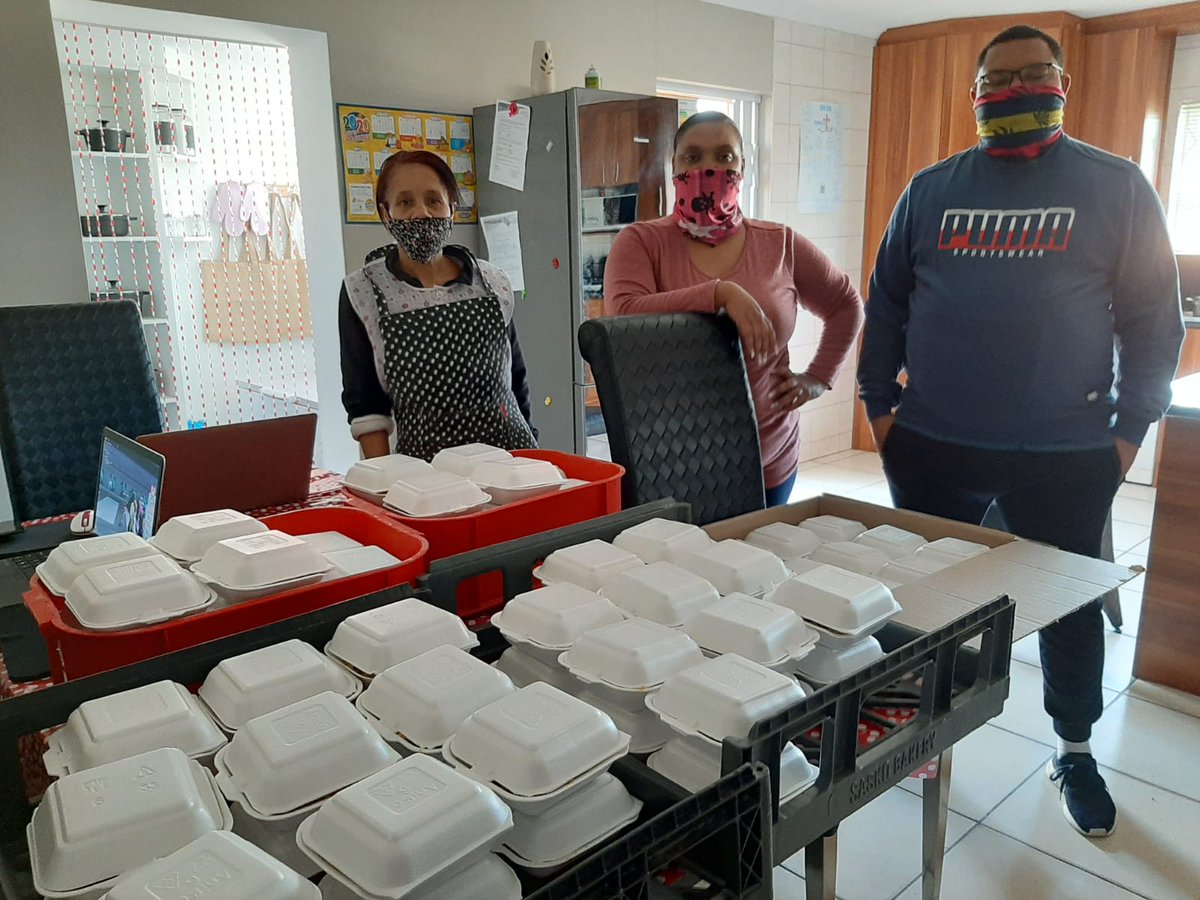 ExtrablattCapeT's tweet photo. #Hungerdrive update: Our #Mandeladay serving filling 502 tummies in Elsies River, Epping Forest and Uitsig in #CapeTown. Smiles everywhere, #Madiba would have been proud. #donate #soupdrive #foodie #CapeTownFoodie #TableMountain #helpinghand #ProudlySouthAfrican https://t.co/i4VTsynLqv