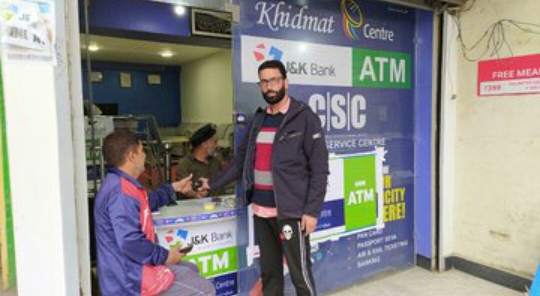 danishnazirb's tweet photo. CSC VLE Zahoor Ahmad from Pampore, Pulwama, J&K helping citizens during this covid-19 pandemic by delivering various govt. to citizen services including banking service at his CSC centre while maintaining social distance.
#CSCJKDAY
@dintya15 @CSCJK @CSCegov_
@subodhmishracsc https://t.co/aMTdq5MvyM