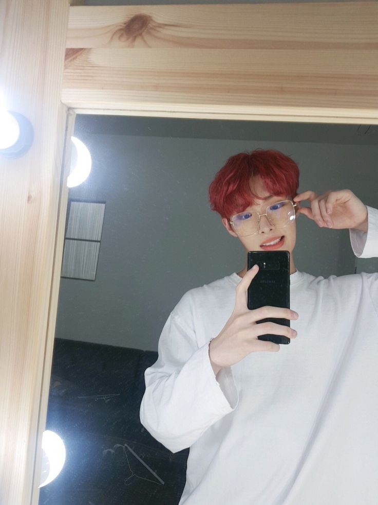 he looks so cute everytime he takes pics while holding his glasses 