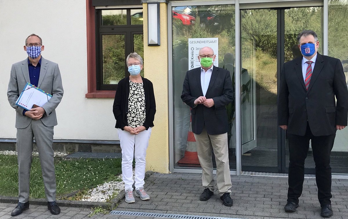 StM_Klose's tweet photo. Heute habe ich meine #Dialogreise im Gesundheitsamt des #LahnDillKreises fortgesetzt. Kern des Gesprächs waren die Erfahrungen mit #Corona und die Herausforderungen des Öffentlichen Gesundheitsdienstes #ÖGD. Danke, LR Schuster, Frau Dr. Ballmann und @GruegerS. #LDKgegenCorona https://t.co/7dSHiR8Mpw