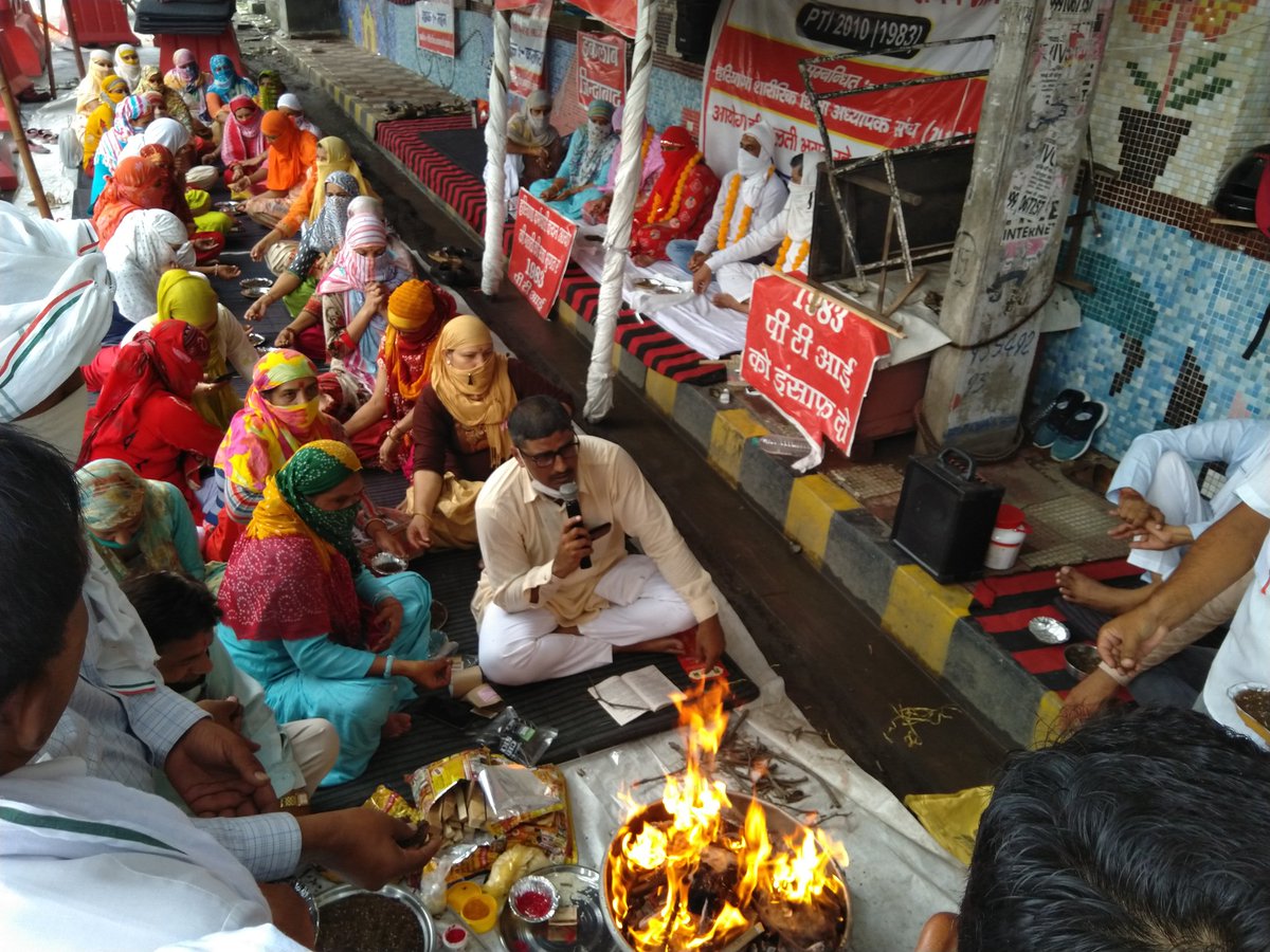 mahabircoach's tweet photo. हरियाणा सरकार की सद्बुद्धि के लिऐ पी टी आई धरना स्थल रोहतक मे शुध्द घी व सामग्री से  यज्ञ हवन ..पी टी आई की नौकरी बहाल करो https://t.co/0ia7jCMn2t