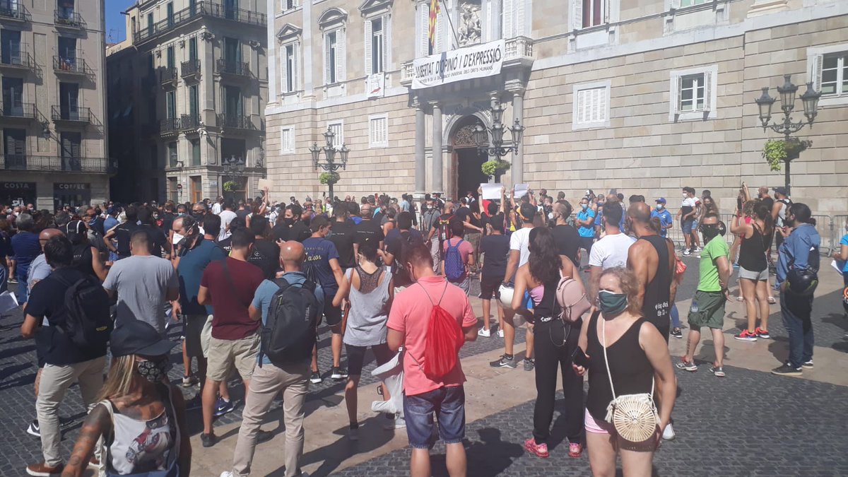 ⚠#ÚltimaHora Centenars de persones es manifesten a la plaça Sant Jaume de Barcelona en contra del tancament de gimnasos de l'àrea metropolitana arran dels darrers brots de Covid bit.ly/2Eeo6Ui