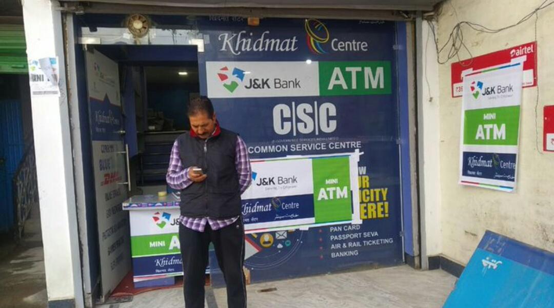 danishnazirb's tweet photo. CSC VLE Zahoor Ahmad from Pampore, Pulwama, J&K helping citizens during this covid-19 pandemic by delivering various govt. to citizen services including banking service at his CSC centre while maintaining social distance.
#CSCJKDAY
@dintya15 @CSCJK @CSCegov_
@subodhmishracsc https://t.co/aMTdq5MvyM