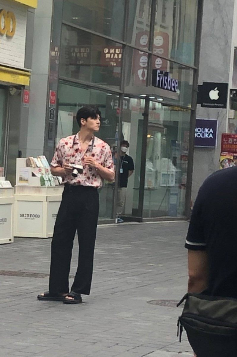 francejcw's tweet photo. [Photo de Fan] Ji Chang Wook lors d'un shooting photo dans les rues de Séoul (19.07.20) -source: 广津区第二可爱  Weibo- https://t.co/YqFowKIAXx
