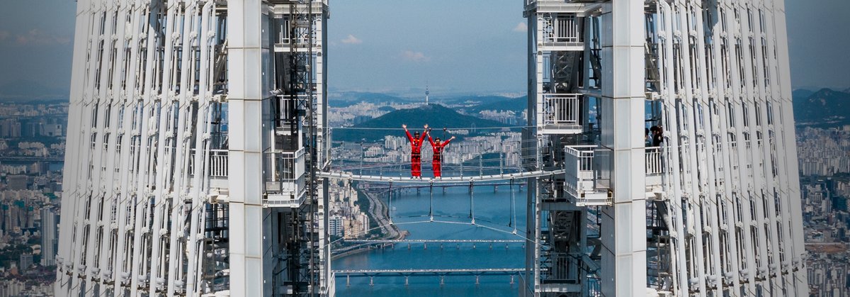 utravelnote's tweet photo. 世界で1番高い空中吊り橋を渡るスリル満点のツアー「スカイブリッジツアー」世界で4番目の高さを誇るロッテワールドタワーの最端部に設置された吊り橋を行ったり来たり…地上541メートルの高さからソウルを一望しよう！
https://t.co/swhps7zEvr https://t.co/x9HMnX3Tit