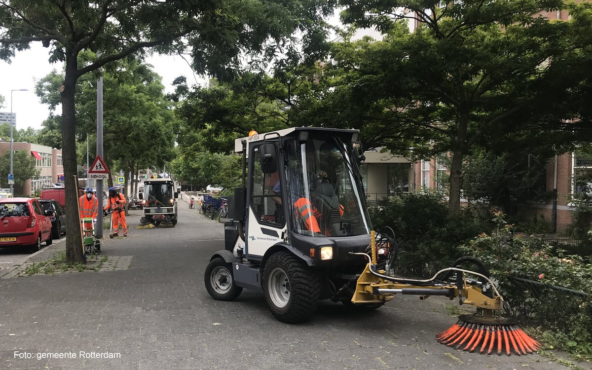 Stadsbeheer010's tweet photo. Ons #Reiniging010-team werkt hard om het onkruid op uw stoep weg te halen. Help mee door het #Onkruid van uw stoep of uw gevel weg te halen of met kokend water te begieten. Gebruik geen chemische middelen. Meer informatie op https://t.co/QLESkihXQz #BuitenIsVanOnsAllemaal https://t.co/OPeODF6xp6