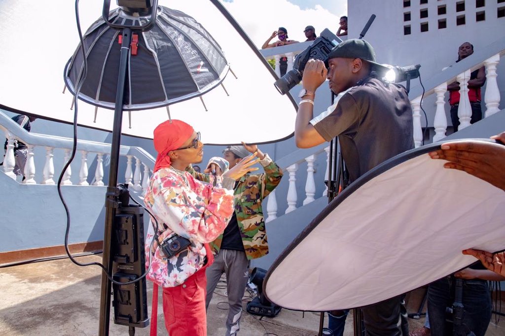 junokizigenza's tweet photo. #MPAFORMULA Video!!! Big Thanks to The Whole Team Behind this Project.. Jah Bless You Fam 
I’m so lucky to have y’all KEEP WATCHING LINK IN MY BIO
📷 by Our very own Tireless Pro @PromesseK14 https://t.co/9UrGcWgYq4