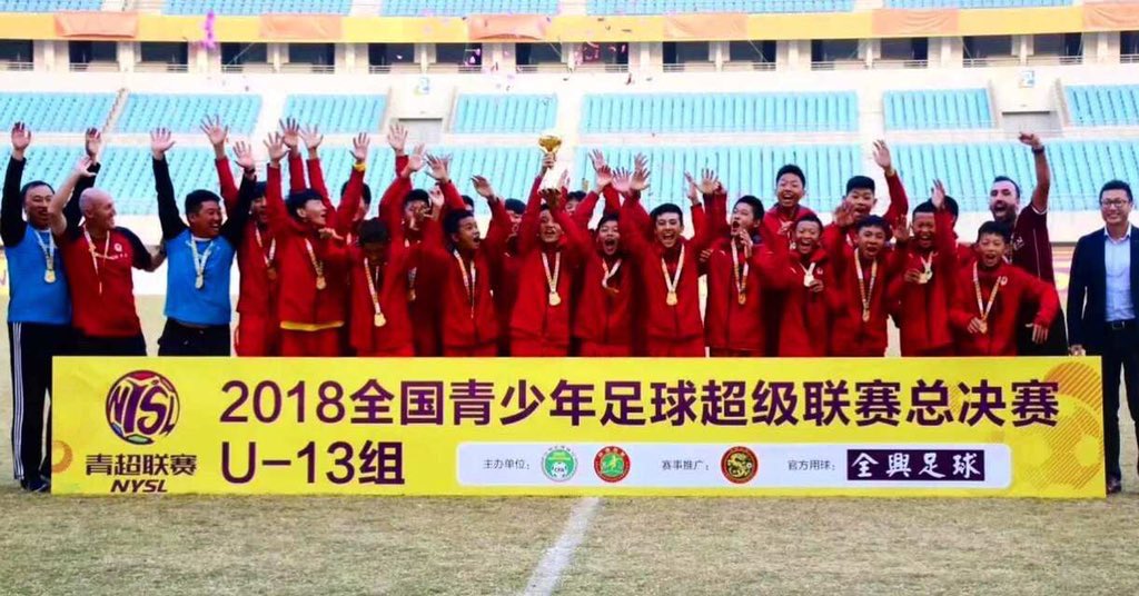 VictorCalle86's tweet photo. Después de cuatro maravillosos años llega el punto final. Eternamente agradecido a @GZEvergrandeFC y la @Fun_Realmadrid por la confianza recibida. La vida es una continua despedida, solo así podemos saludar a lo que vendrá. Llega el momento de prepararse para nuevos retos. 🇨🇳⚽️ https://t.co/7yQNuholr2