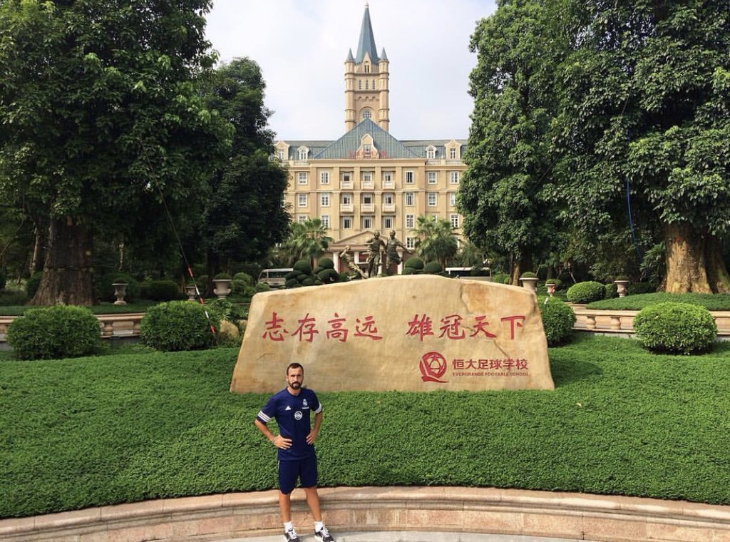 VictorCalle86's tweet photo. Después de cuatro maravillosos años llega el punto final. Eternamente agradecido a @GZEvergrandeFC y la @Fun_Realmadrid por la confianza recibida. La vida es una continua despedida, solo así podemos saludar a lo que vendrá. Llega el momento de prepararse para nuevos retos. 🇨🇳⚽️ https://t.co/7yQNuholr2