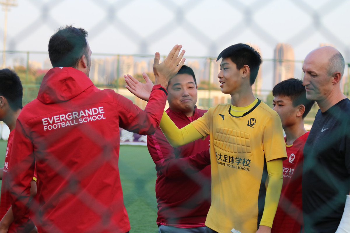 VictorCalle86's tweet photo. Después de cuatro maravillosos años llega el punto final. Eternamente agradecido a @GZEvergrandeFC y la @Fun_Realmadrid por la confianza recibida. La vida es una continua despedida, solo así podemos saludar a lo que vendrá. Llega el momento de prepararse para nuevos retos. 🇨🇳⚽️ https://t.co/7yQNuholr2
