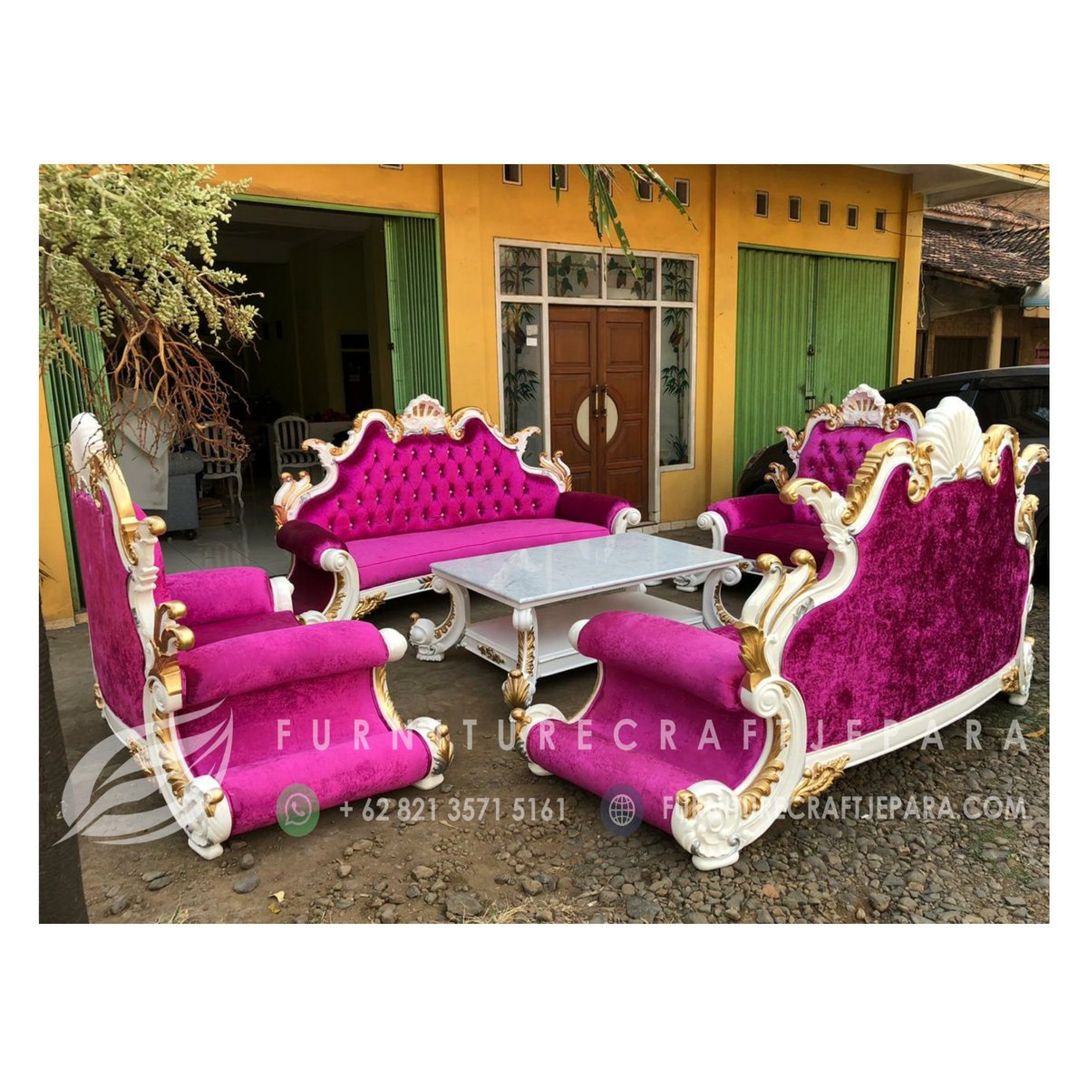 mebeljeparakayu's tweet image. Sofa ukir klasik ini dinamakan #sofajackson asli dari jepara dibuat oleh tenaga ahli tukang kayu dan penatah ukir yang profesional. Meja menggunakan kombinasi material kayu dan marmer pada top mejanya sehingga memberikan aksen mewah. #sofaukir #sofajepara #sofatamu #kursitamu