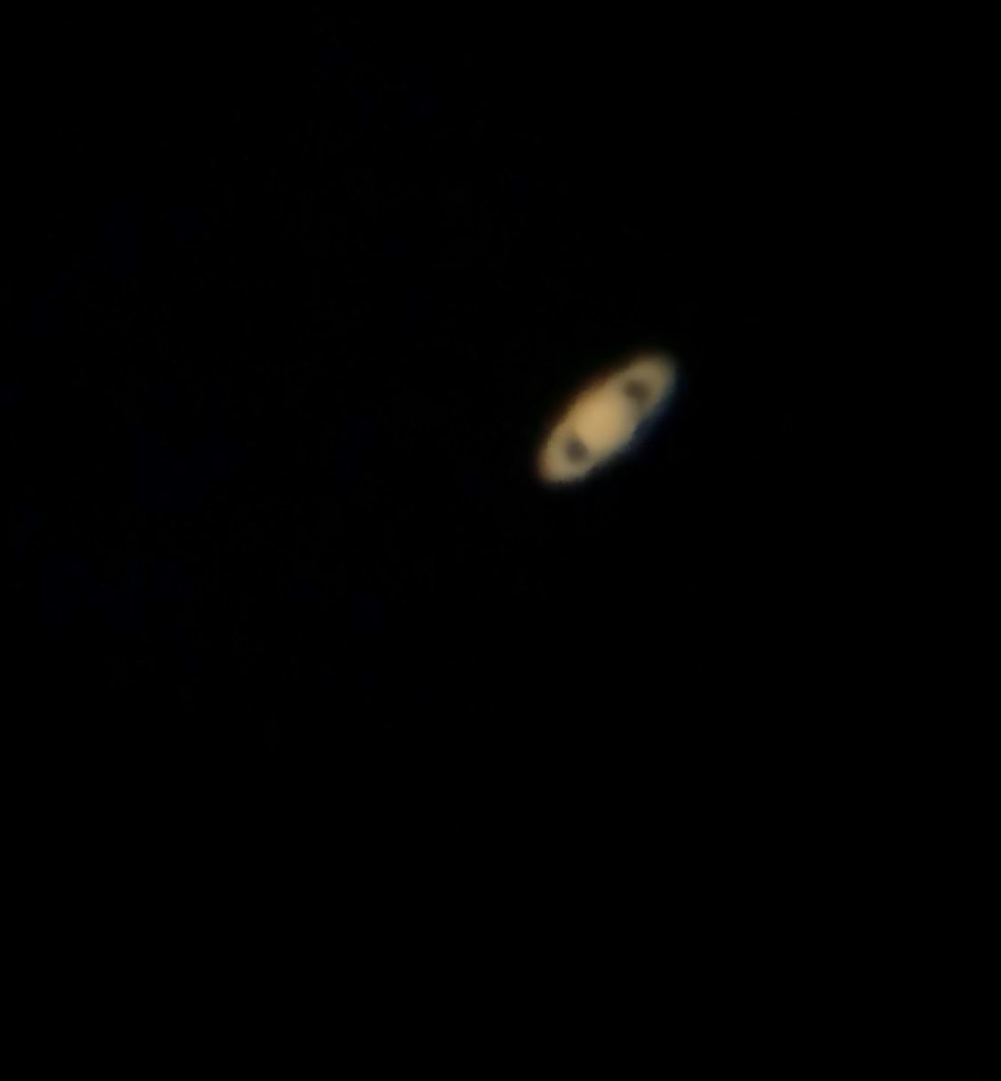 Hier donc, j’ai pu bien évidemment regarder les planètes mais cette fois ci je voulais vraiment les apprécier donc je n’ai prit que quelques photos de Saturne, vouloir prendre des photos nous fait oublier de regarder dans l’oculaire!
