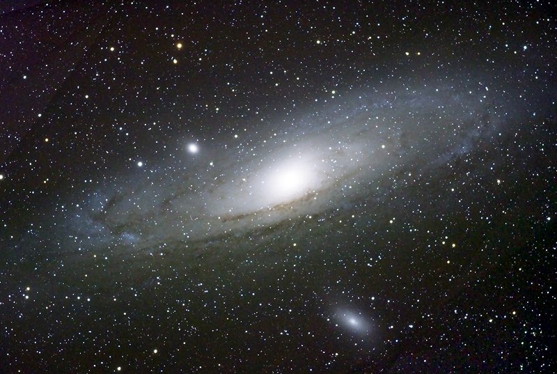 Après j’ai été voir notre galaxie voisine, Andromede. C’est toujours bluffant de la voir. Je ne l’avais pas vu depuis 1 an car le ciel d’été n’étais pas arrivé. On distingue parfaitement le noyau, les spirales sortent du champ, gigantesque et très visible.