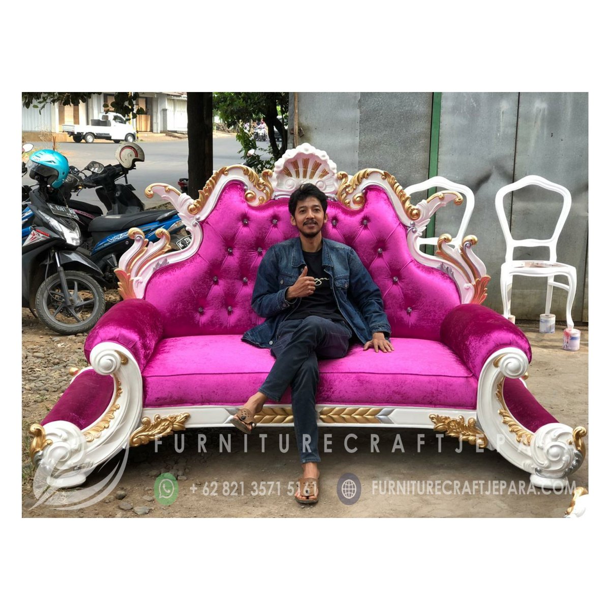 mebeljeparakayu's tweet image. Sofa ukir klasik ini dinamakan #sofajackson asli dari jepara dibuat oleh tenaga ahli tukang kayu dan penatah ukir yang profesional. Meja menggunakan kombinasi material kayu dan marmer pada top mejanya sehingga memberikan aksen mewah. #sofaukir #sofajepara #sofatamu #kursitamu
