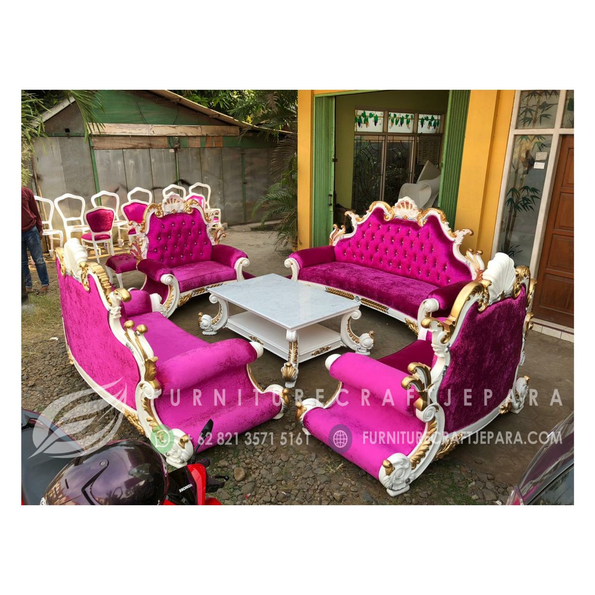 mebeljeparakayu's tweet image. Sofa ukir klasik ini dinamakan #sofajackson asli dari jepara dibuat oleh tenaga ahli tukang kayu dan penatah ukir yang profesional. Meja menggunakan kombinasi material kayu dan marmer pada top mejanya sehingga memberikan aksen mewah. #sofaukir #sofajepara #sofatamu #kursitamu