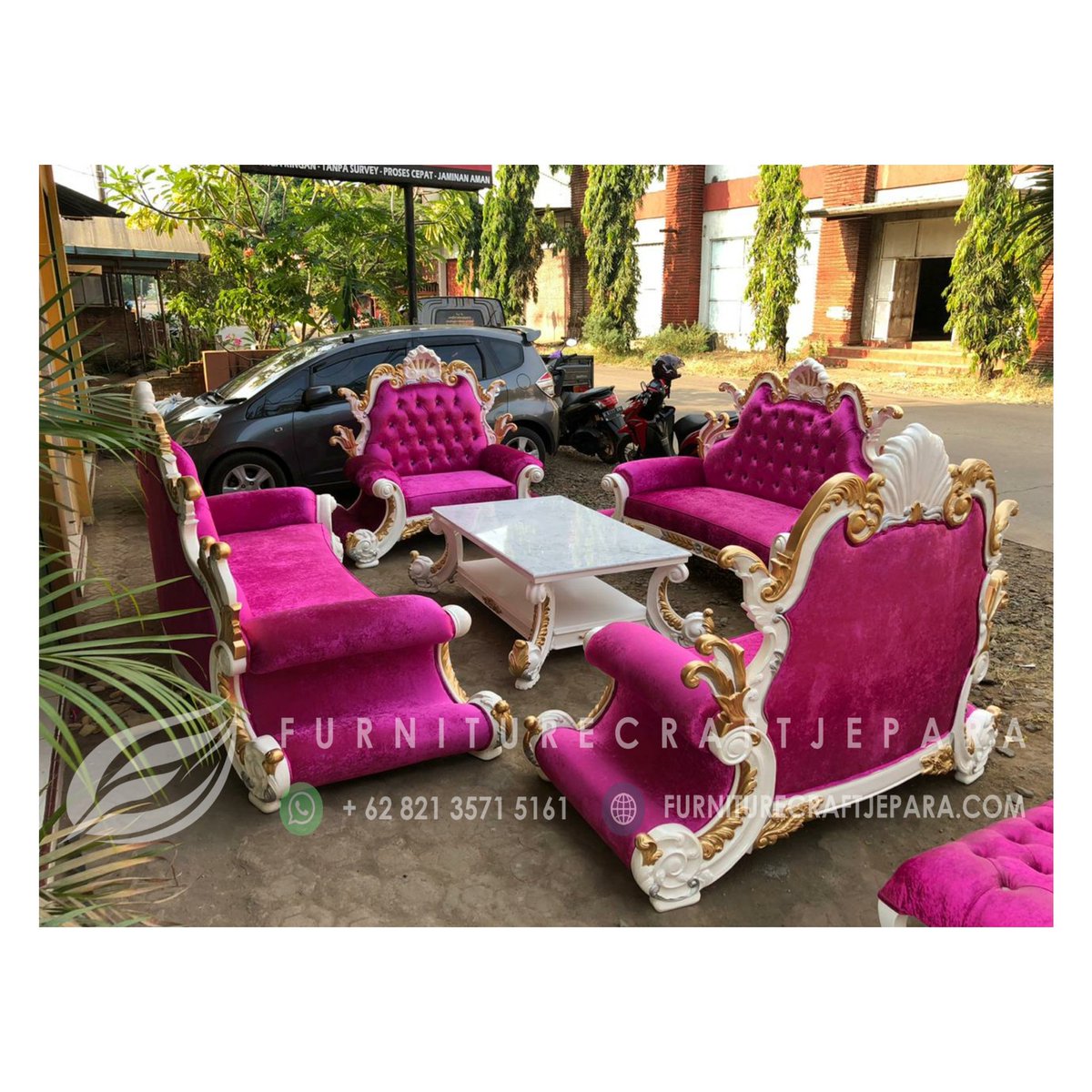 mebeljeparakayu's tweet image. Sofa ukir klasik ini dinamakan #sofajackson asli dari jepara dibuat oleh tenaga ahli tukang kayu dan penatah ukir yang profesional. Meja menggunakan kombinasi material kayu dan marmer pada top mejanya sehingga memberikan aksen mewah. #sofaukir #sofajepara #sofatamu #kursitamu