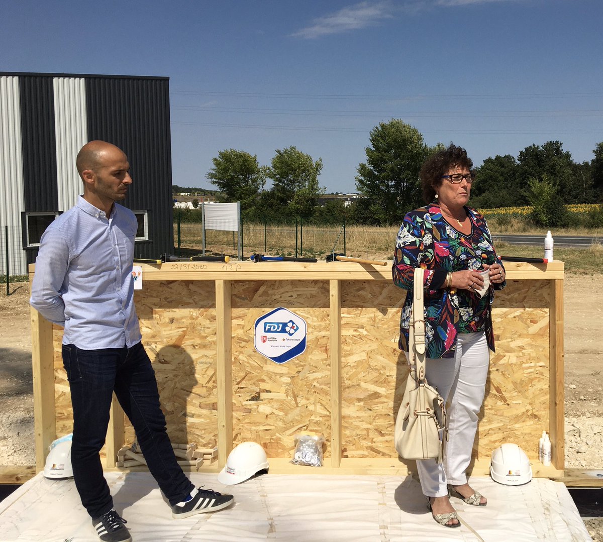 departement86's tweet photo. A Jaunay-Marigny pose du 1er panneau du Centre d’attractivité de @FDJ_NAqui_Fut, seule équipe cycliste féminine Française #UCI Women World Tour. Un projet soutenu par le #Département & réalisé par des entreprises locales.
#ServiceCourse #SportFéminin #CentreDePerformance https://t.co/fT5dMfM6Dm