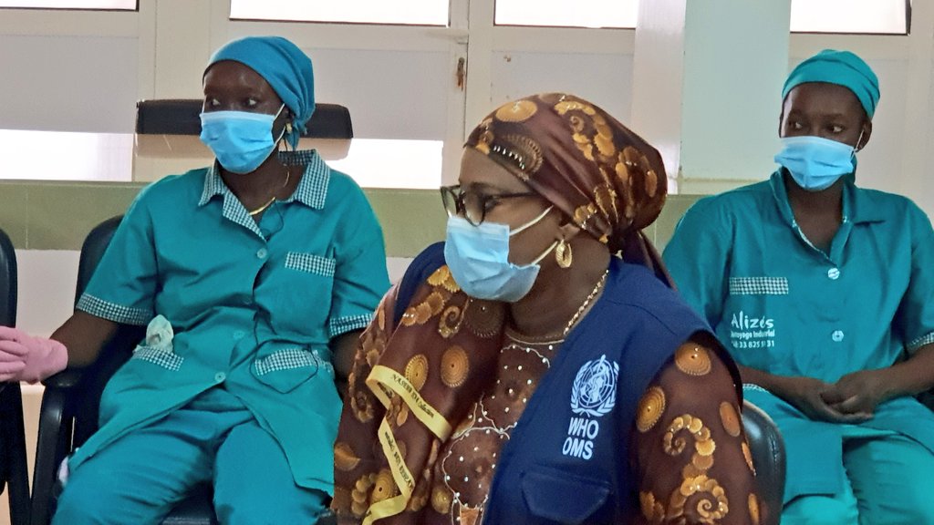 barryrodB's tweet image. #Dakar, Senegal @WHO Country Office. Ongoing briefing session with the Women in charge of daily cleaning. Important to keep them regularly posted about information related to #COVID19 Pandemic situation. Opportunity to ask questions &amp;amp; define Role &amp;amp; responsabilty.