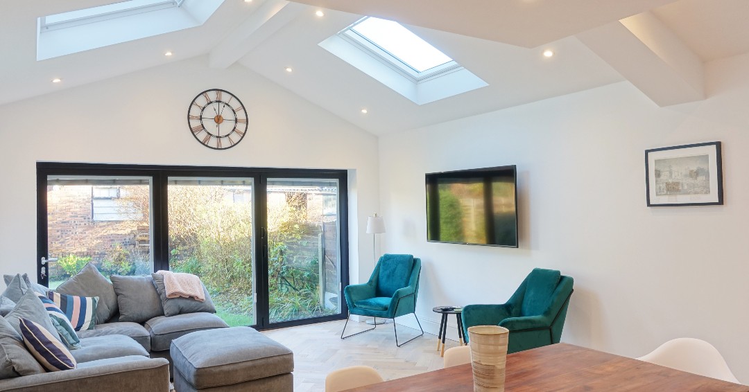 ButterfieldArch's tweet photo. Finally on our round up of roof lights, we have this incredibly bright space created with the integration of 3 large sky lights across the rear extension. Paired with white walls, the living/kitchen/dining area feels spacious and inviting
#architect #extensiondesign #skylight https://t.co/a7gapbrNww