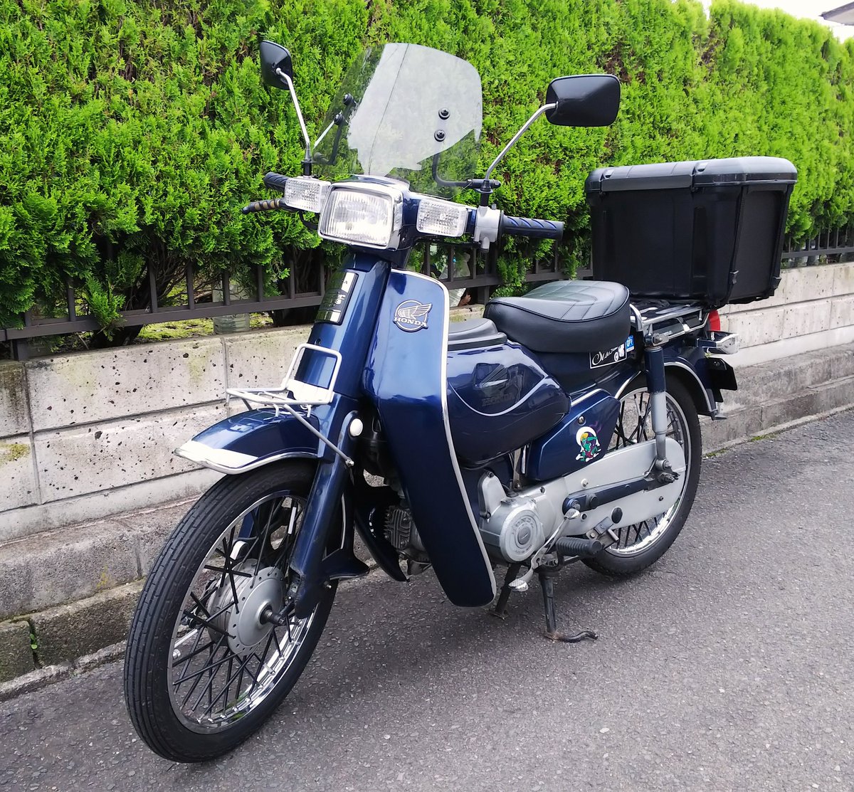 風神 センターバック取り付けて完全体へ 純正レッグシールドからエンブレムを取り外し 塗装して移植 余ったメッキモールはフロントフェンダーに付けてみたけど バランスとって後ろにもやるべきか スーパーカブ 角目