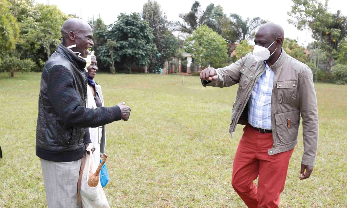 WilliamsRuto's tweet photo. Asante sana Mzee Kamunyu Wambugu and Mama Isabella Wanjiru for your generosity in sharing your cassava and yam harvest with my family. It is such a humbling gesture. I look forward to a tasty meal of mìanga (cassava). May God bless you abundantly so that you can feed many more. https://t.co/2QgSz3EZS4