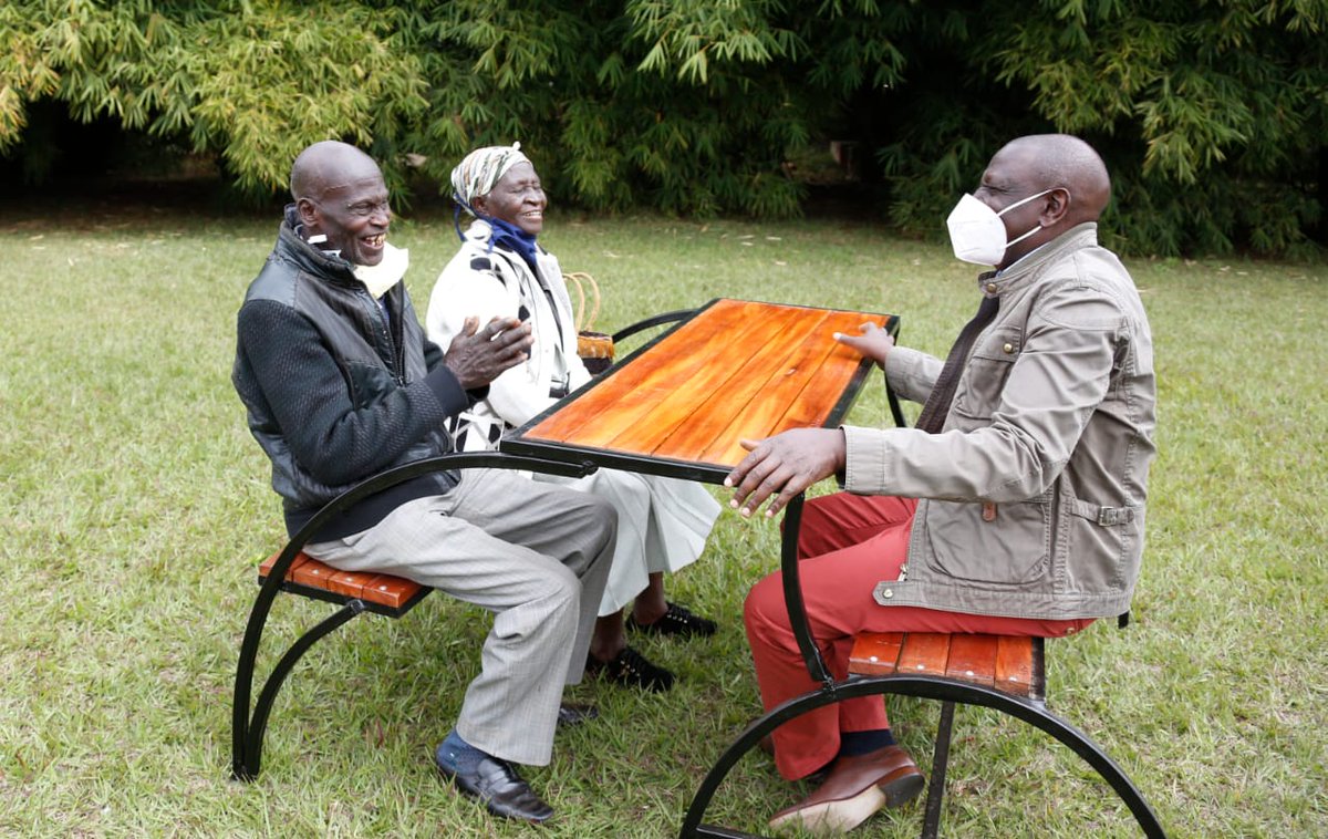 WilliamsRuto's tweet photo. Asante sana Mzee Kamunyu Wambugu and Mama Isabella Wanjiru for your generosity in sharing your cassava and yam harvest with my family. It is such a humbling gesture. I look forward to a tasty meal of mìanga (cassava). May God bless you abundantly so that you can feed many more. https://t.co/2QgSz3EZS4