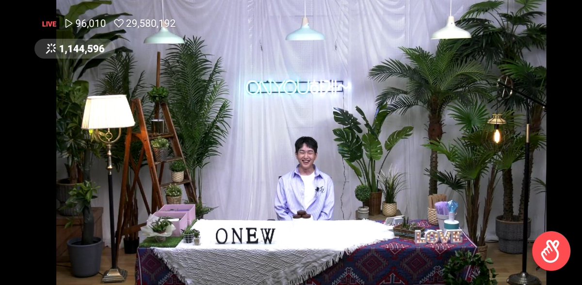OnewTunisia's tweet photo. [#ONEW] On vlive https://t.co/N4qC6lxK8O
#SHINee #ONEW #이진기 #샤이니 #온유 #WelcomeBackOnew #ONEWisBack https://t.co/yik81nj9d6
