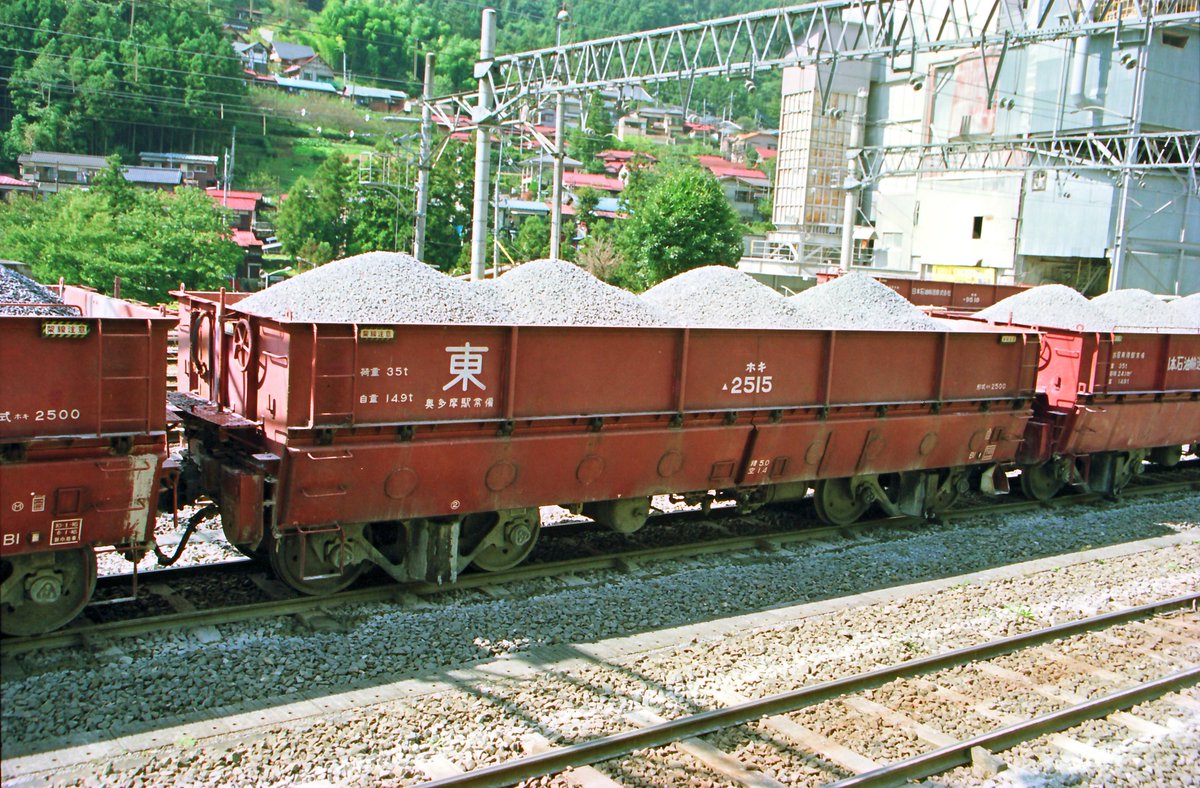 RT @ef651023: 奥多摩駅構内に並ぶ赤ホキたち ホキ2500と奥多摩工業の