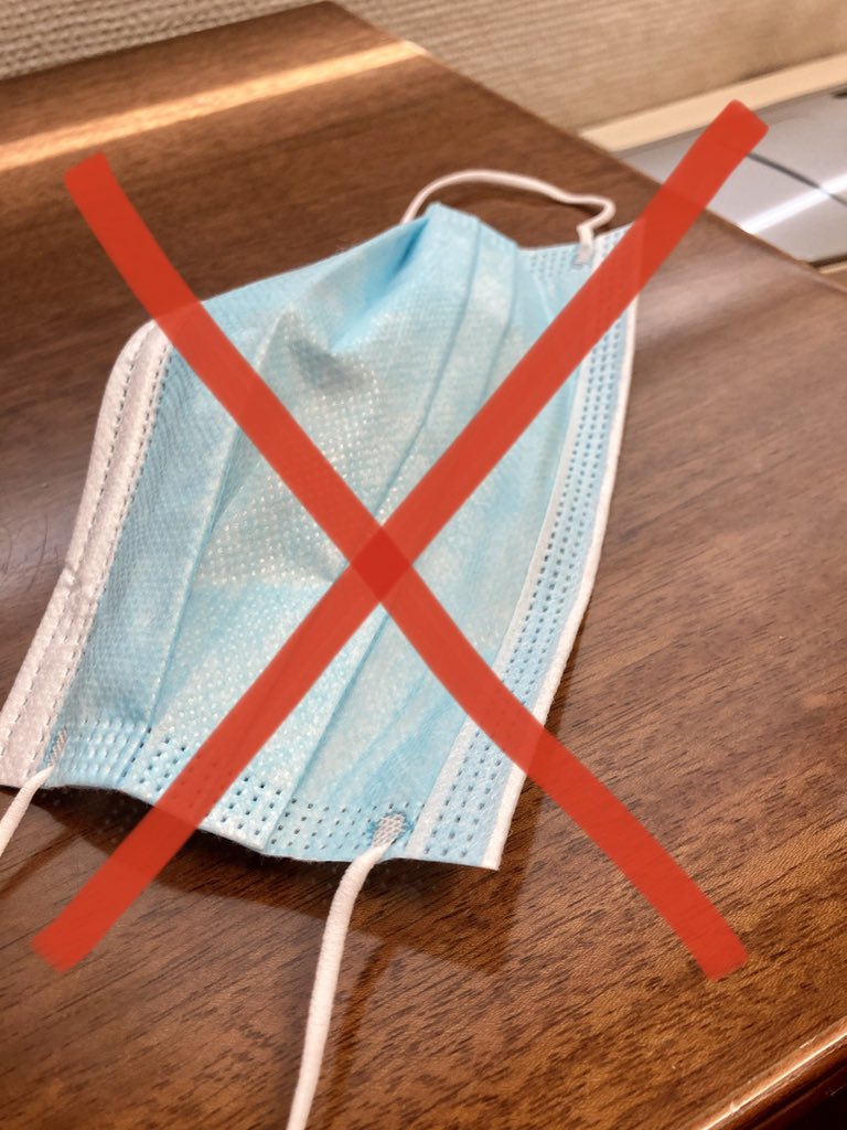 farmagemma's tweet photo. Las mascarillas NO ⚠️ se deberían colocar encima de la mesa directamente. Podéis dejarlas en un sobre o dónde queráis PERO si lo hacéis... 
❌¡NUNCA CON EL LADO QUE IRÁ DE NUEVO A VUESTRA BOCA HACIA ABAJO!❌
Ya he visto a varios y NO, ¡por dió! https://t.co/UEavf3nm9V