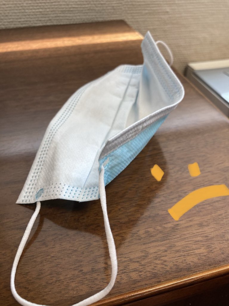 farmagemma's tweet photo. Las mascarillas NO ⚠️ se deberían colocar encima de la mesa directamente. Podéis dejarlas en un sobre o dónde queráis PERO si lo hacéis... 
❌¡NUNCA CON EL LADO QUE IRÁ DE NUEVO A VUESTRA BOCA HACIA ABAJO!❌
Ya he visto a varios y NO, ¡por dió! https://t.co/UEavf3nm9V
