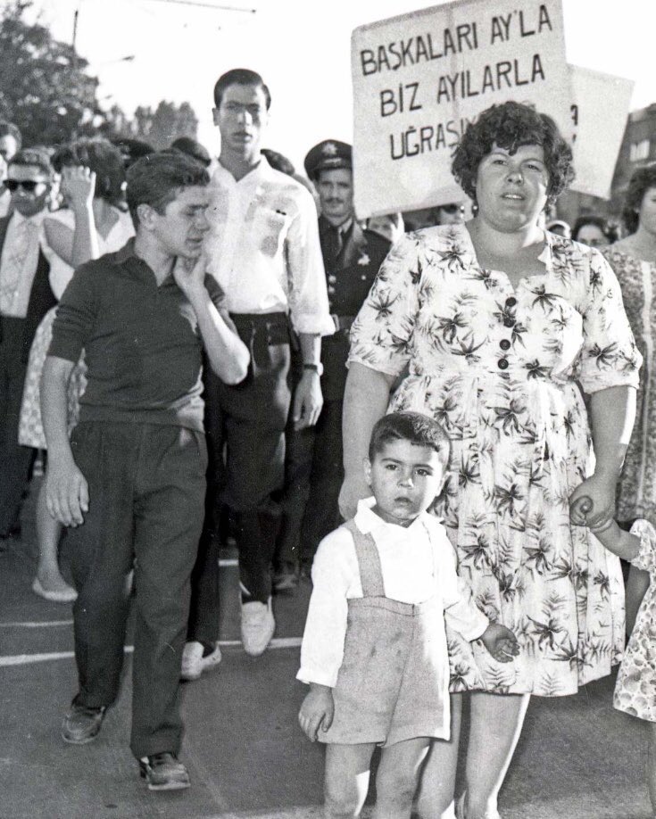 artan taciz ve tecavüz olaylarını protesto etme amacıyla ankara’da 21 eylül 1962 tarihinde düzenlenen yürüyüş esnasında açılan pankart.

"başkaları ayla, biz ayılarla uğraşıyoruz!"