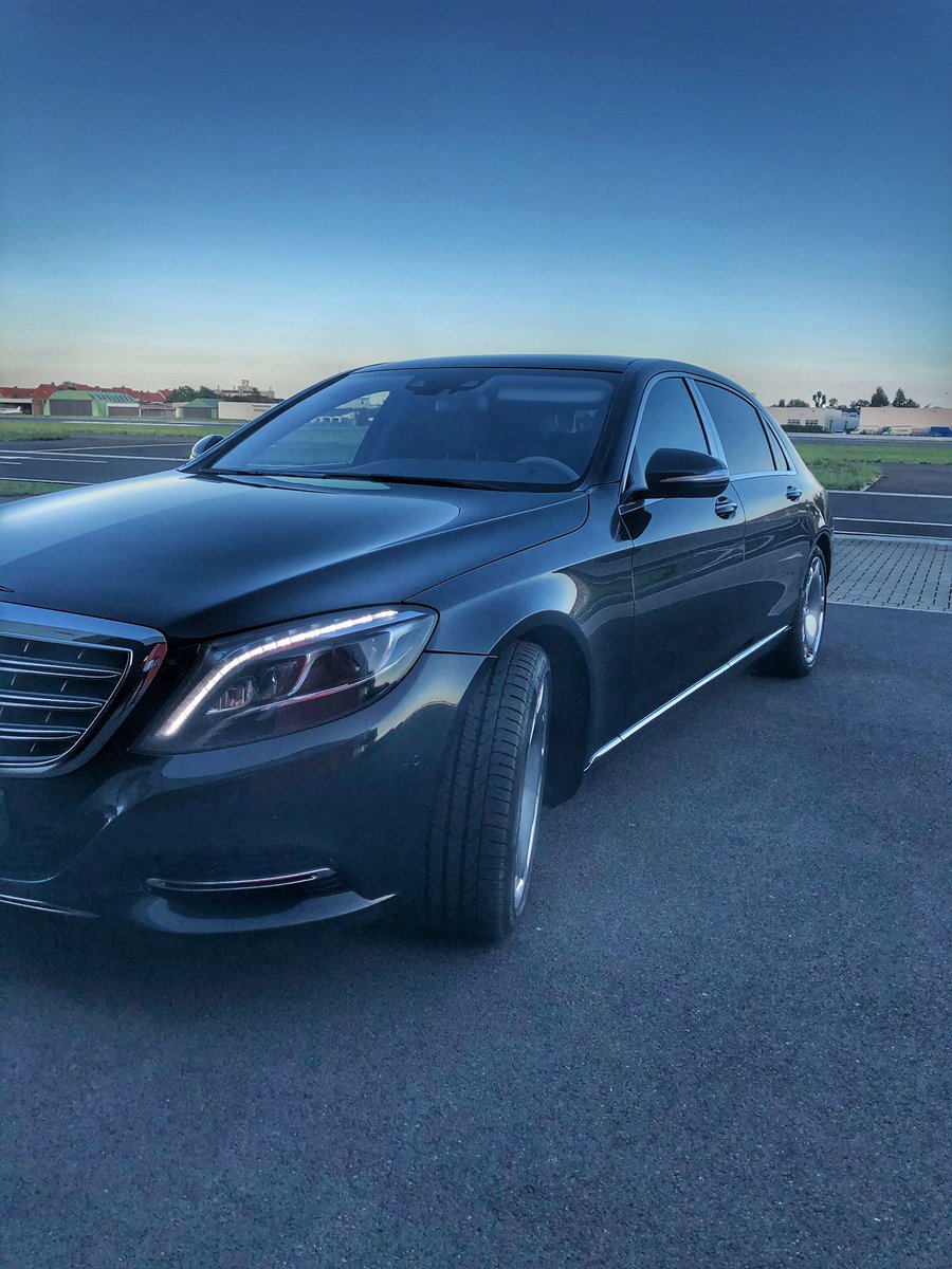 business_limo's tweet photo. Happy National Holiday 🇧🇪
#nationalefeestdag #belgie #nationalholiday #fetenationale #businesslimoservice #bls #viplimo #maybach #wevelgem #airport #mercedes #mercedesmaybach #maybachluxury https://t.co/PBNg5hGktb