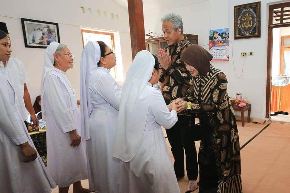 KakekHalal's tweet photo. Minggir idola kakek mau lewat 😅 https://t.co/2i8U9ZlNoW