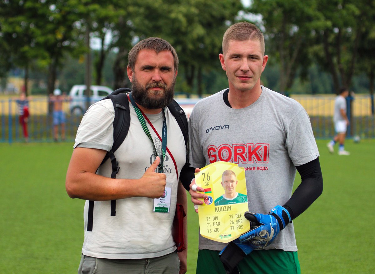 obfc_by's tweet photo. У перапынку матча супраць НФК Крумкачы ў наведвальнікаў гульні была магчымасць забіць пенальці брамніку🥅 Арсеню Кудзіну⚽. Білі-білі, але так і не забілі (амаль).
Недарэмна, галасаваннем падпішчыкаў Арсень быў прызнаны лепшым гульцом траўня!🤘🏻 Малайчына, так трымаць!💪🏻
#obfc https://t.co/IFcioWWhbE