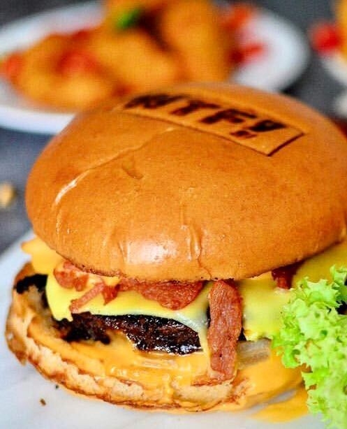 wtf_burger's tweet photo. Indulgence without the guilt 😇 whoever said vegans only eat salad 🥗 couldn't be more wrong... ❌

The future has arrived just in time for #JunkFoodDay 🍔🍟 We. Are. The. Future. 🚀

@jojoeatslondon 📸

Treat yo'self today: https://t.co/QywAlHjABX 
#LondonFood #Vegan https://t.co/6GZ0ivvKWe