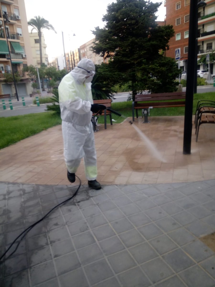 Gesquart's tweet photo. Bona vesprada, hui dimarts com cada dia hem reforçat les tasques de neteja i desinfecció de tots els parcs infantils i de l'entrada a tots els edificis públics. Recorda que és obligatori l'ús de màscara, us deixem un enllaç amb les recomanacions https://t.co/xHrVtHbG4q https://t.co/HDXBMBlep2