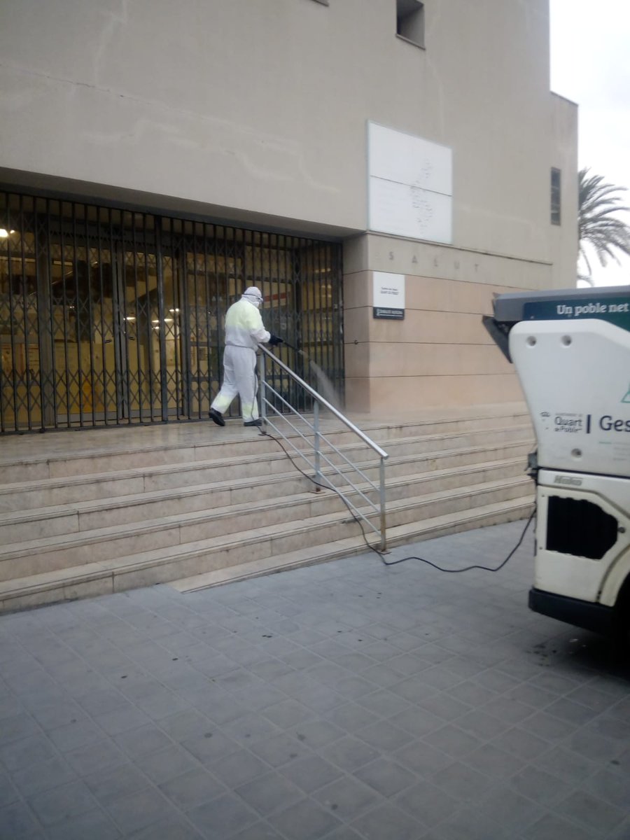 Gesquart's tweet photo. Bona vesprada, hui dimarts com cada dia hem reforçat les tasques de neteja i desinfecció de tots els parcs infantils i de l'entrada a tots els edificis públics. Recorda que és obligatori l'ús de màscara, us deixem un enllaç amb les recomanacions https://t.co/xHrVtHbG4q https://t.co/HDXBMBlep2