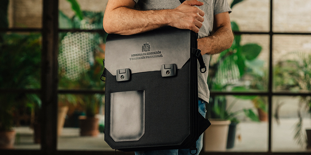 yolibre_org's tweet photo. Creamos una nueva cartera para un nuevo modelo educativo más cercano a las familias, perfecta para trabajar codo con codo con los padres y madres para que lleguen lo más lejos posible. @celaaIsabel es para usted y queremos entregársela #LaNuevaCarteraDeLaMinistra #YoLibreORG https://t.co/ktWKKTNgdx