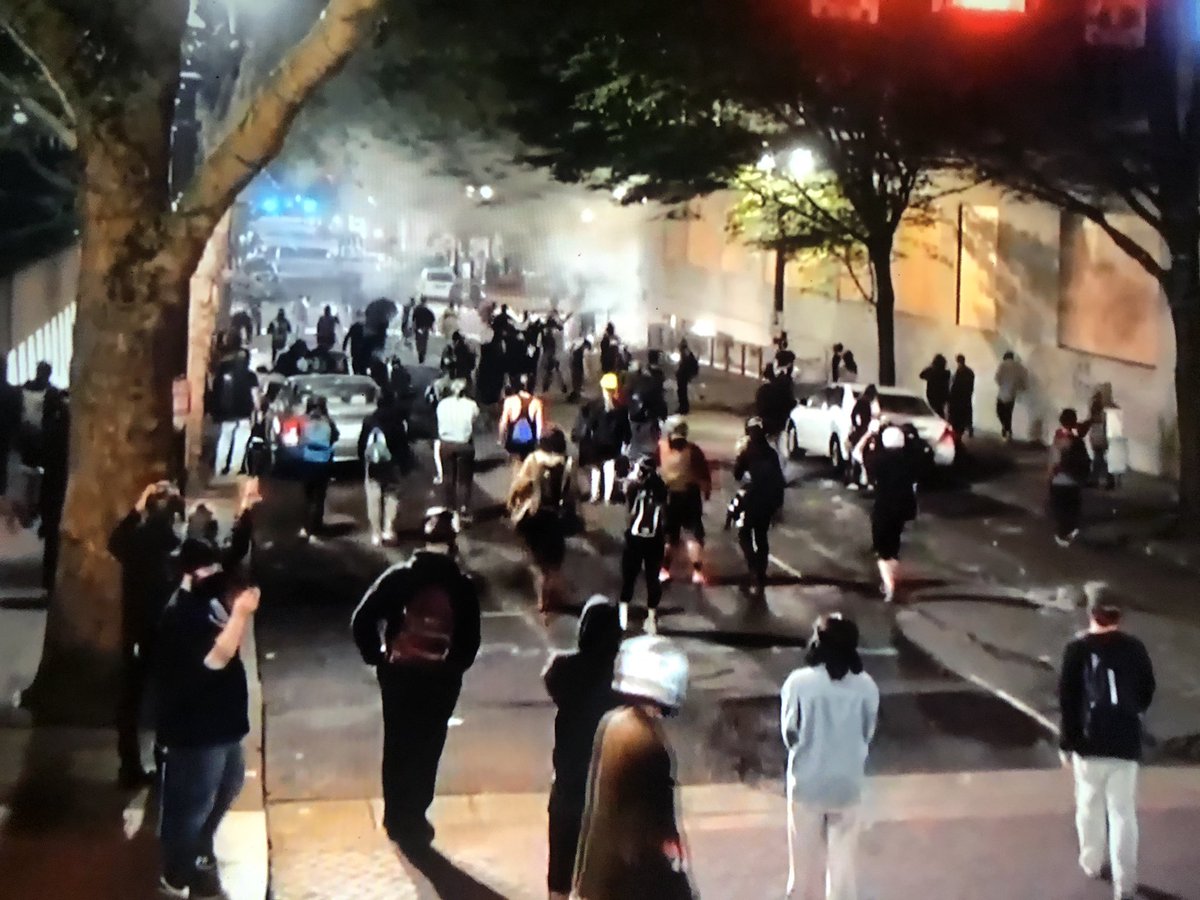 TinyDancer_1_'s tweet photo. LiveStream link 2-Watch now! #PDX #Portland #Oregon #BLM #ANTIFA #Terrorists #Mob #Rioting #Destruction #Violence #Antagonizing #Harassing #FederalOfficers #Feds night 53 #LawAndOrder #SavePortland🥀 https://t.co/XODLkykHhB… https://t.co/JZTIToO8cb