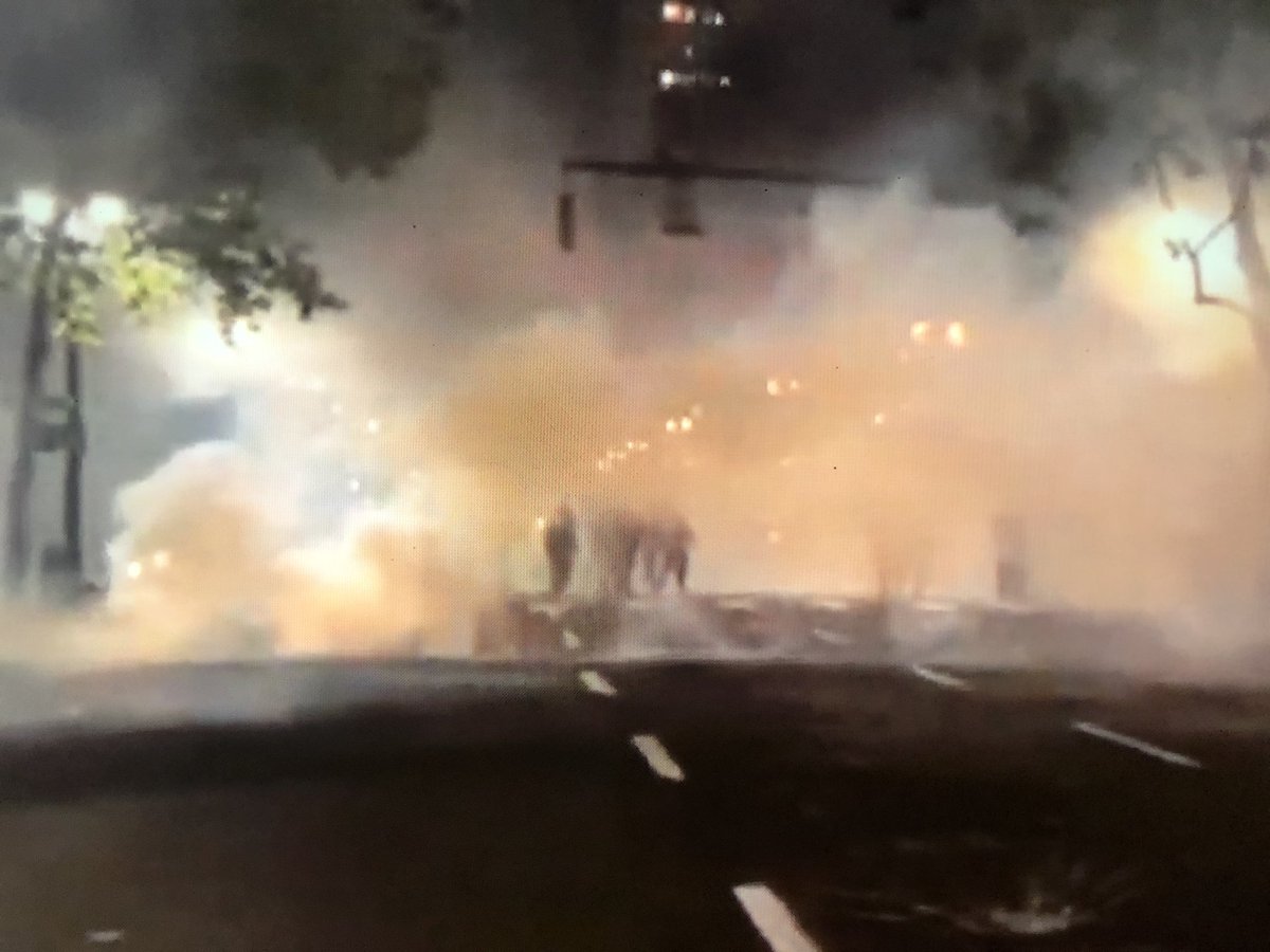 TinyDancer_1_'s tweet photo. LiveStream link 2-Watch now! #PDX #Portland #Oregon #BLM #ANTIFA #Terrorists #Mob #Rioting #Destruction #Violence #Antagonizing #Harassing #FederalOfficers #Feds night 53 #LawAndOrder #SavePortland🥀 https://t.co/XODLkykHhB… https://t.co/JZTIToO8cb