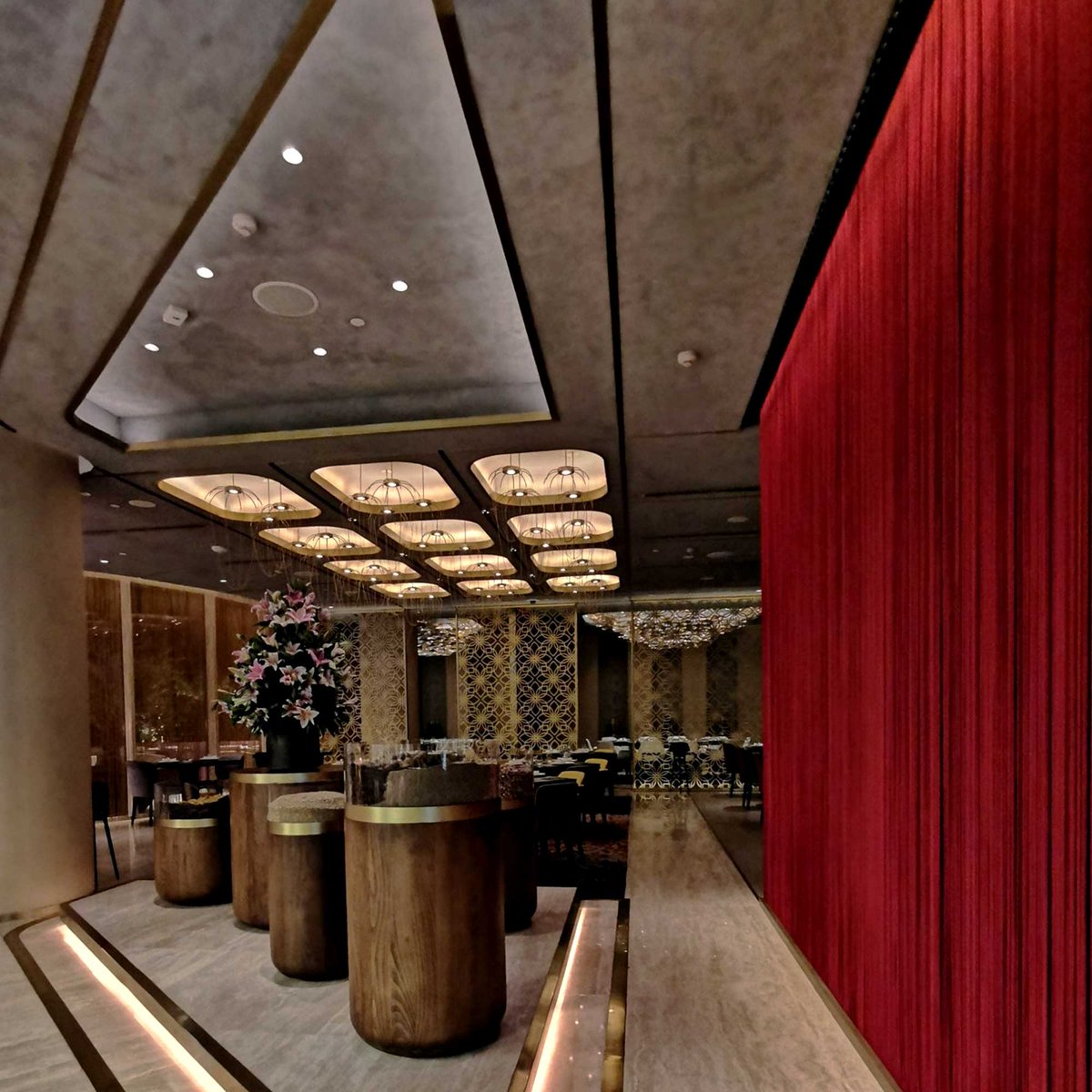 LightingVice's tweet photo. For the renowned Kinara Restaurant in JA Beach Hotel-Dubai; With the lighting design from NULTY+, Vice fitted grazing baffles with narrow beams of light to accentuate the vertical surfaces and bring attention to the decorative details. https://t.co/ygLGDU2Cit