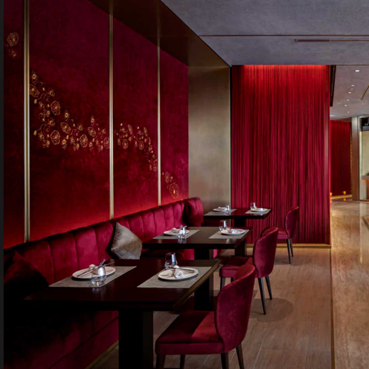 LightingVice's tweet photo. For the renowned Kinara Restaurant in JA Beach Hotel-Dubai; With the lighting design from NULTY+, Vice fitted grazing baffles with narrow beams of light to accentuate the vertical surfaces and bring attention to the decorative details. https://t.co/ygLGDU2Cit