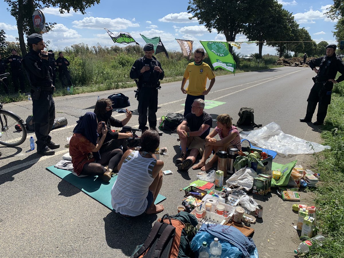 DanniPilger's tweet photo. Gespräch mit Aktivisti die die Landstraße #l277 besetzt haben sobald sie weg sind (in 10 min gehen die von alleine) kommt der Bagger und vernichtet auch den Teil bei #Keyenberg, ein Statement eines Besetzers https://t.co/ghANL35inE #lützerath #AlleDoerferBleiben https://t.co/KX6NtTjeWt